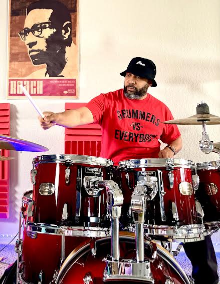 DRUMMERS VS EVERYBODY TEE(red/black)