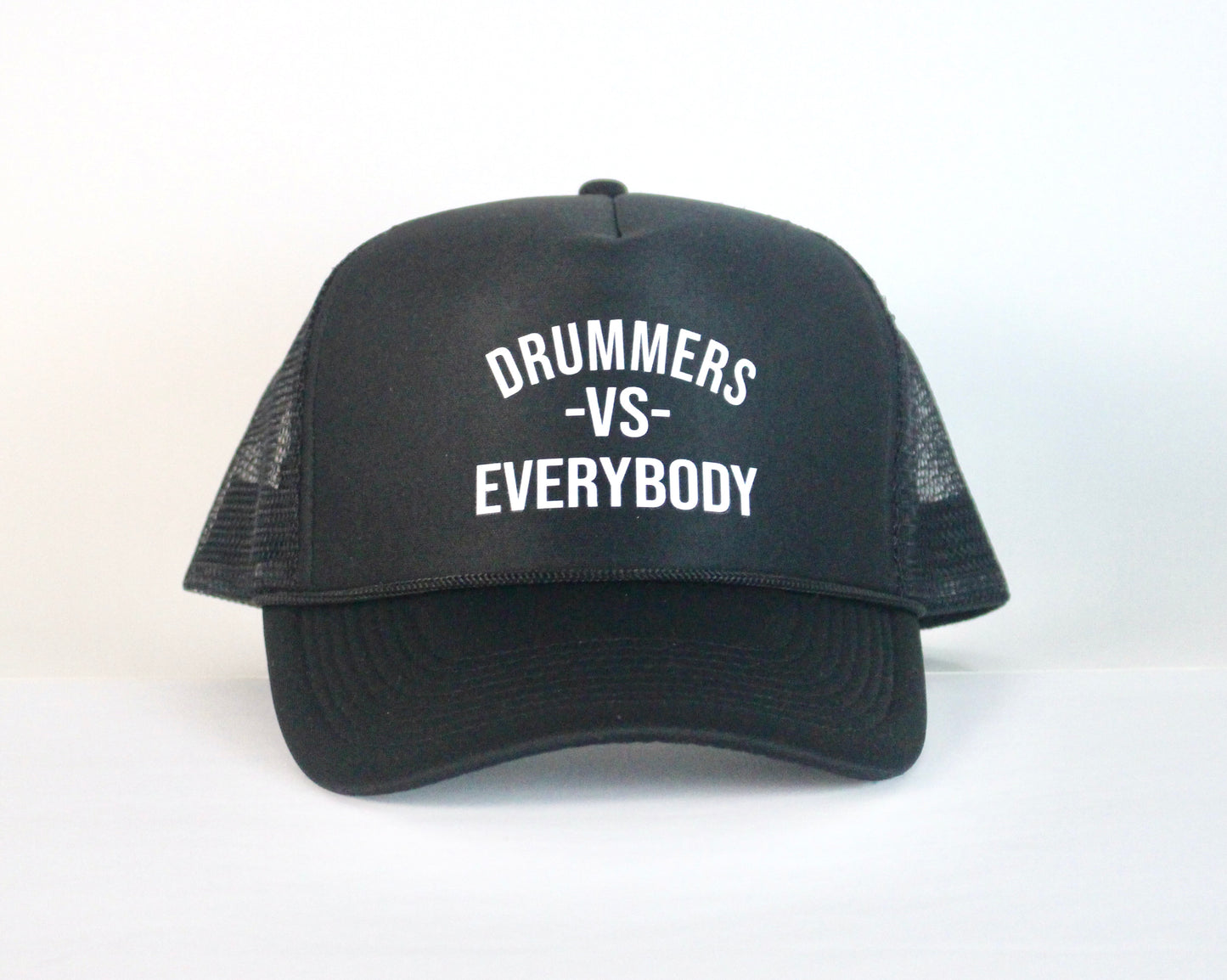 DRUMMERS VS EVERYBODY TRUCKER HAT(BLACK/BLACK)